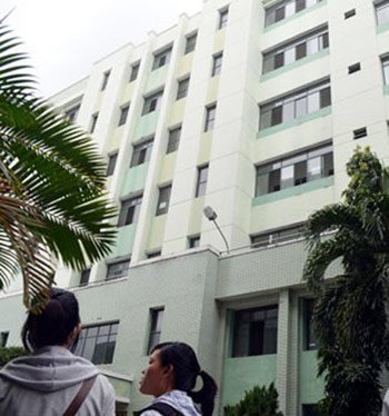 Một phụ nữ nhảy lầu tự tử ở bệnh viện