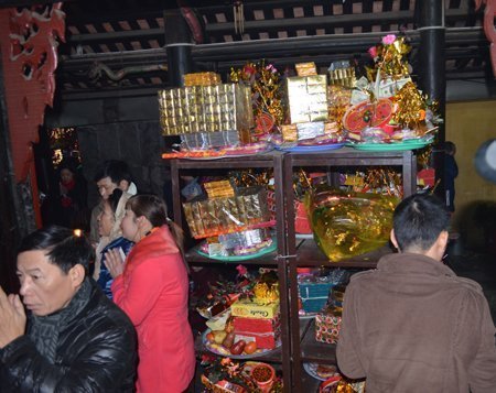 Xem khấn thuê ở đền bà Chúa Kho