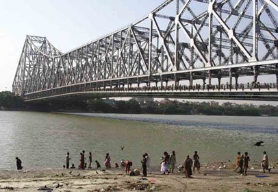 Cây cầu sắp 'tử vong' chỉ vì khạc nhổ