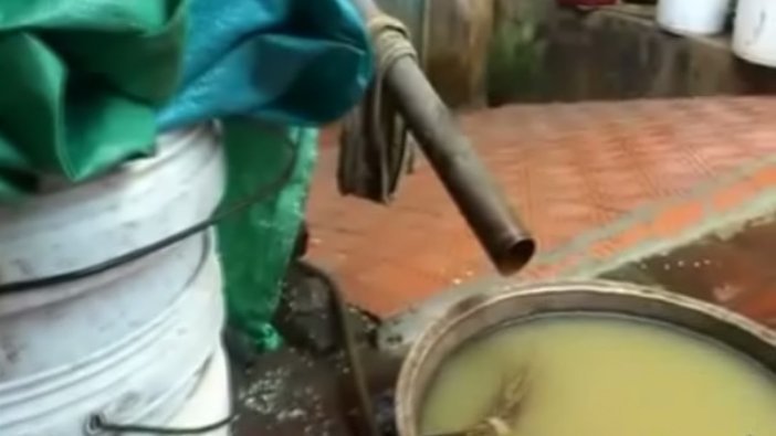 Cảnh làm đặc sản rượu 'siêu bẩn'