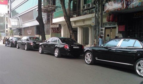 3 chiếc Rolls-Royce Phantom rồng xếp hàng trên phố Sài Gòn