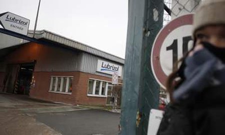 Paris, London 'phát ói' vì mùi trứng thối