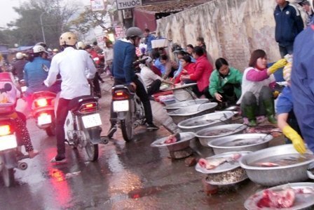 Tắc đường vì “chợ cóc”