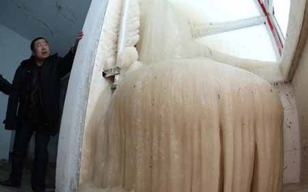 Nhà biến thành tác phẩm điêu khắc băng vì vỡ ống nước