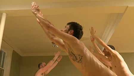 Đột nhập lớp yoga khỏa thân dành cho nam giới