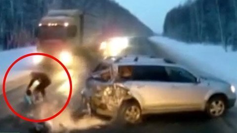 Bay khỏi xe, em bé thoát chết ngay trước mũi xe tải