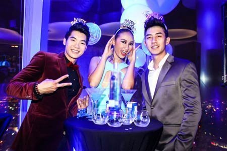 Bộ ba “chân dài” hào hứng mừng năm mới