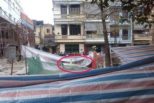 Thùng sắt công trình rơi trúng đầu nam sinh