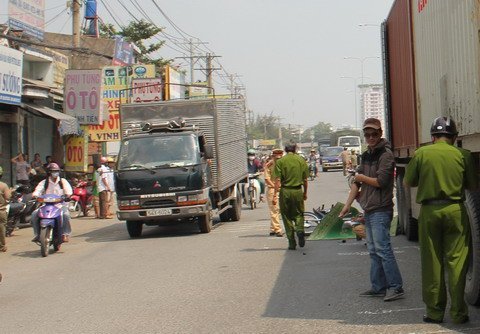 Chết thảm vì ngã ra đường, xe đầu kéo cán qua