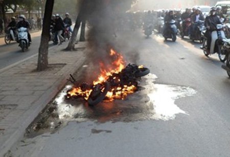 2 xe máy tông nhau bốc hỏa, 1 người chết