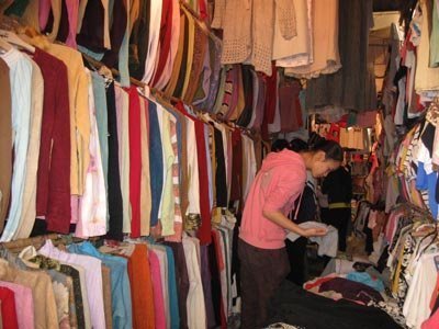 Tết đến, săn áo độc 'hàng thùng'