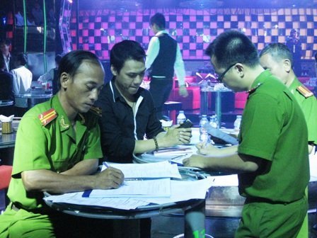 Cảnh sát đột kích bar, dân chơi phi tang ma túy
