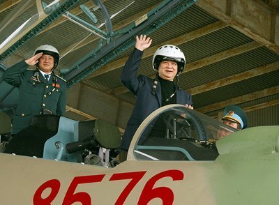 Thủ tướng thị sát máy bay Su-30MK2