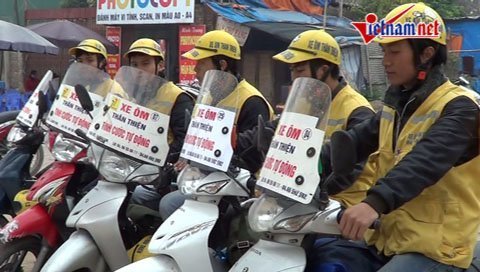 Theo chân taxi xe ôm xôn xao Thủ đô