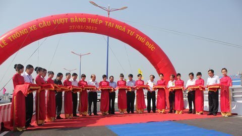 Thông xe 2 cầu vượt thép đầu tiên tại TP.HCM