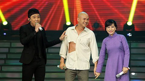 Phan Đình Tùng bị xé toạc áo trên sân khấu