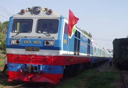 Tàu hỏa bỏ ga, hàng trăm khách hoảng loạn