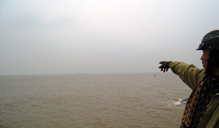 Tàu nghìn tấn vô chủ trôi dạt trên biển