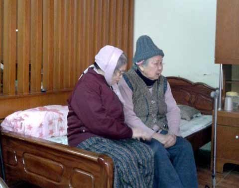 Nghịch cảnh 9 con không nuôi nổi mẹ già