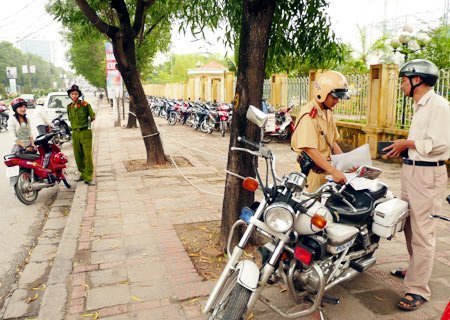 Không có vi phạm, CSGT có được quyền dừng xe?