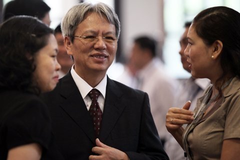 'Không thể vượt lên với vòng kim cô quanh đầu'