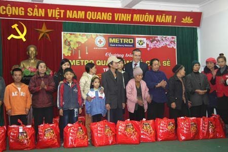 1000 hộ nghèo nhận quà đón Tết
