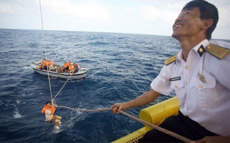 Lính hải quân chắc tay súng gác biển
