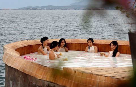 Cuộc chiến “Mỹ nhân kế” và “5 nàng tiên”