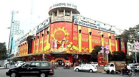 Sài Gòn 'thay áo mới' đón Tết