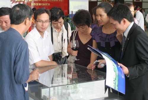 Sợ BĐS trong nước, đổ tiền mua nhà nước ngoài