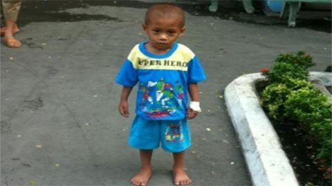 Nỗi khổ truyền kiếp của gia đình bé ung thư