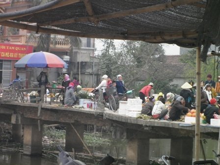 Lấn chiếm lòng cầu làm nơi họp chợ