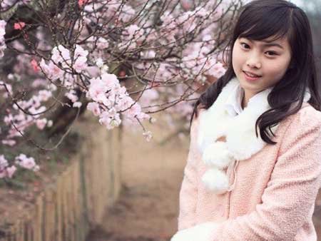 Giới trẻ 'đọ dáng' ở vườn đào Nhật Tân