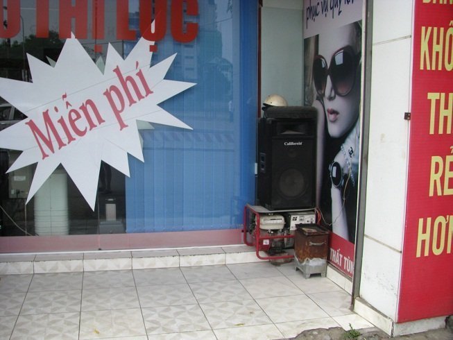 Tết: Bán quần áo hay đại chiến loa thùng?