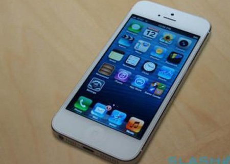 Hà Nội: Xông vào hàng quần áo, cướp Iphone 5