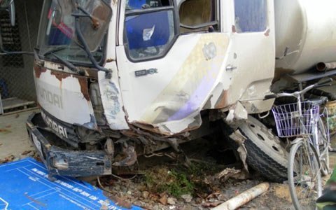 Đâm thẳng xe bồn, tài xế xe con chết thảm