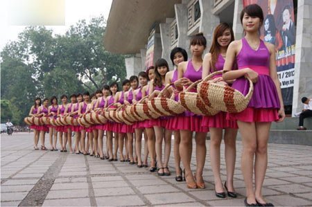 Chân dài sinh viên đắt khách dịp Tết