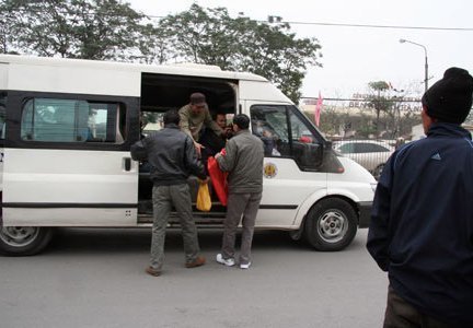 Phó Thủ tướng đề nghị 2 GĐ Sở đi 'xe dù'