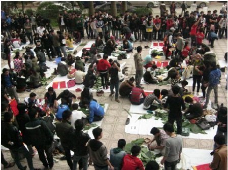 Sinh viên Kiến trúc so tài gói bánh chưng