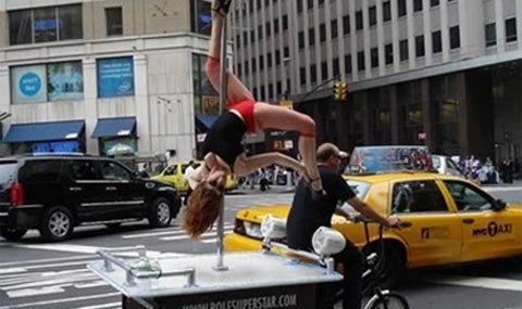 Muôn kiểu kiếm sống thú vị trên xe đạp