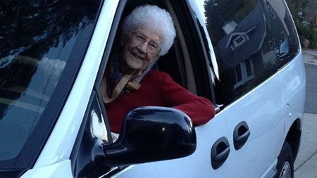 Cụ bà 105 tuổi vẫn được cấp bằng lái ô tô