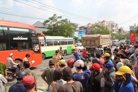 Tránh xích lô, xe ôm bị ô tô cán chết