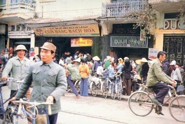 Ăn, mặc, chơi, xem nghe đọc một thời