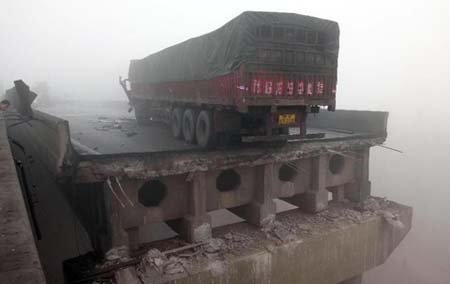 Sập cầu vì nổ xe chở pháo, 26 người thiệt mạng