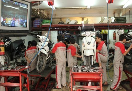 Dọn ôtô, sửa xe máy kiếm đậm ngày cận tết
