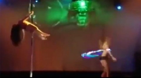 Vũ nữ sexy ngã lộn cổ vì gãy cột