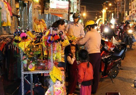 Sát tết, chợ đêm tràn phố Sài thành