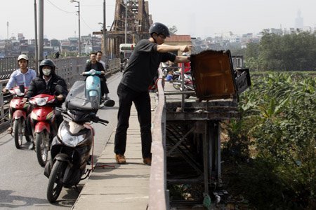 Người Hà Nội lên cầu tiễn ông Táo