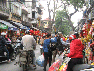 Sắm cả 'chân dài' cúng ông Công, ông Táo