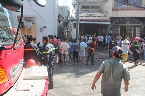 Đốt vàng mã, cháy lớn thiêu trụi nhiều ngôi nhà